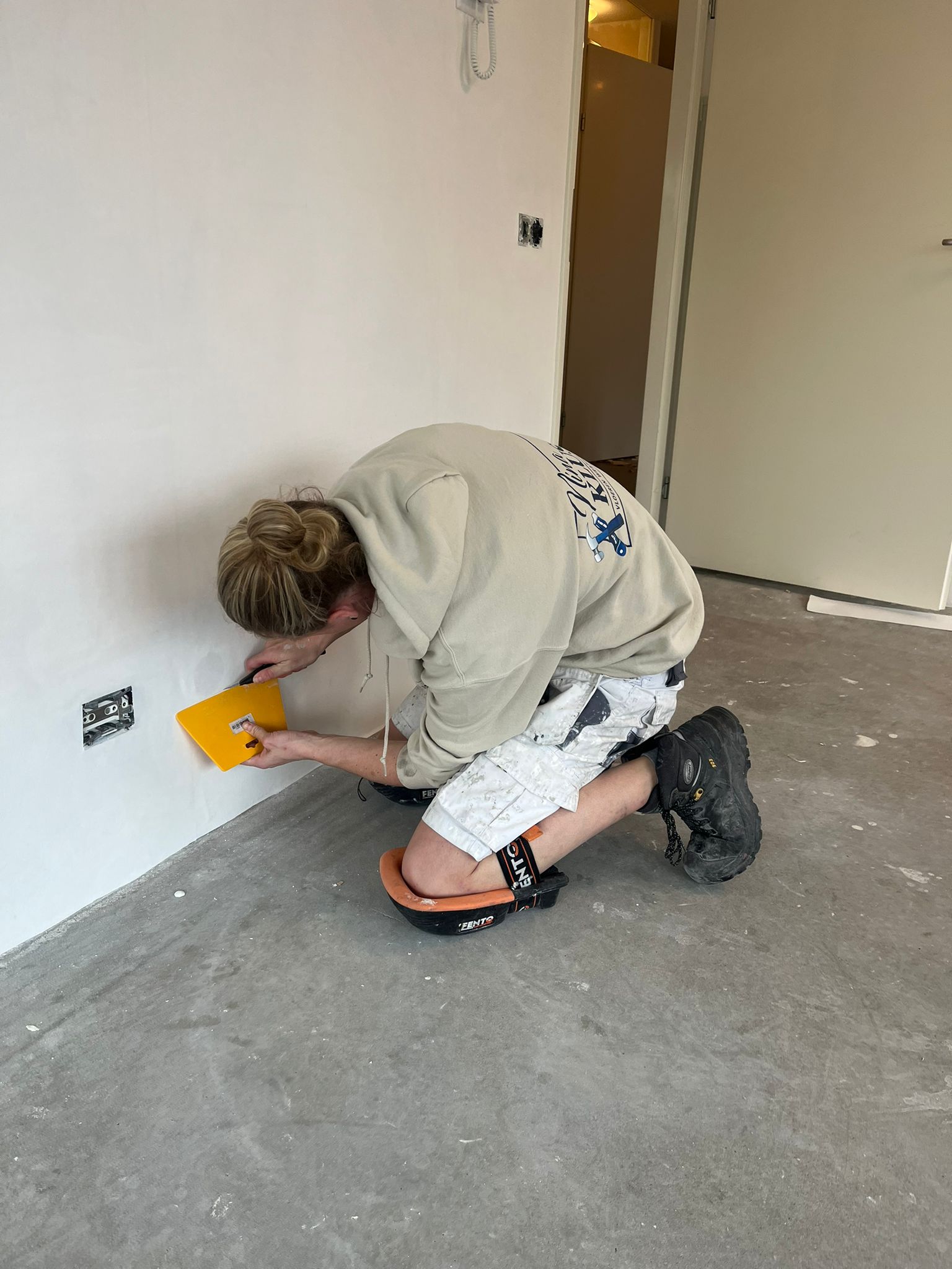 Nina Klust aan het werk in een woning