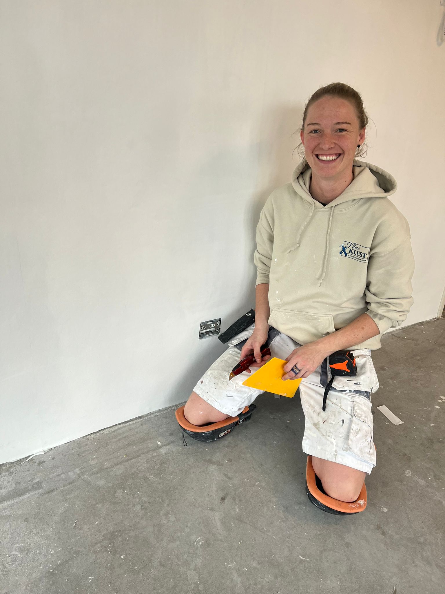 Nina Klust aan het werk in een woning in de Achterhoek