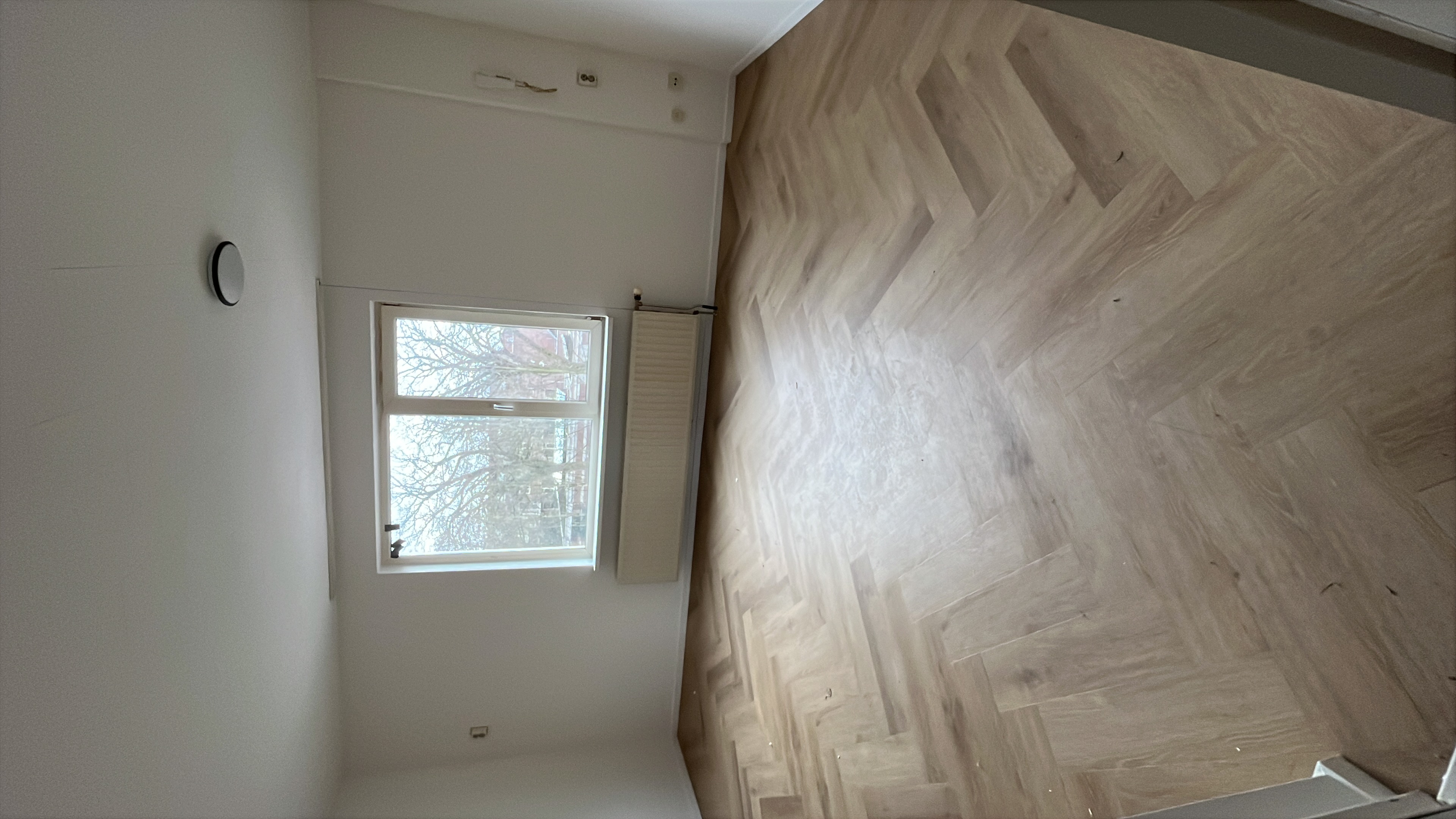 Visgraat vinyl door de hele keuken