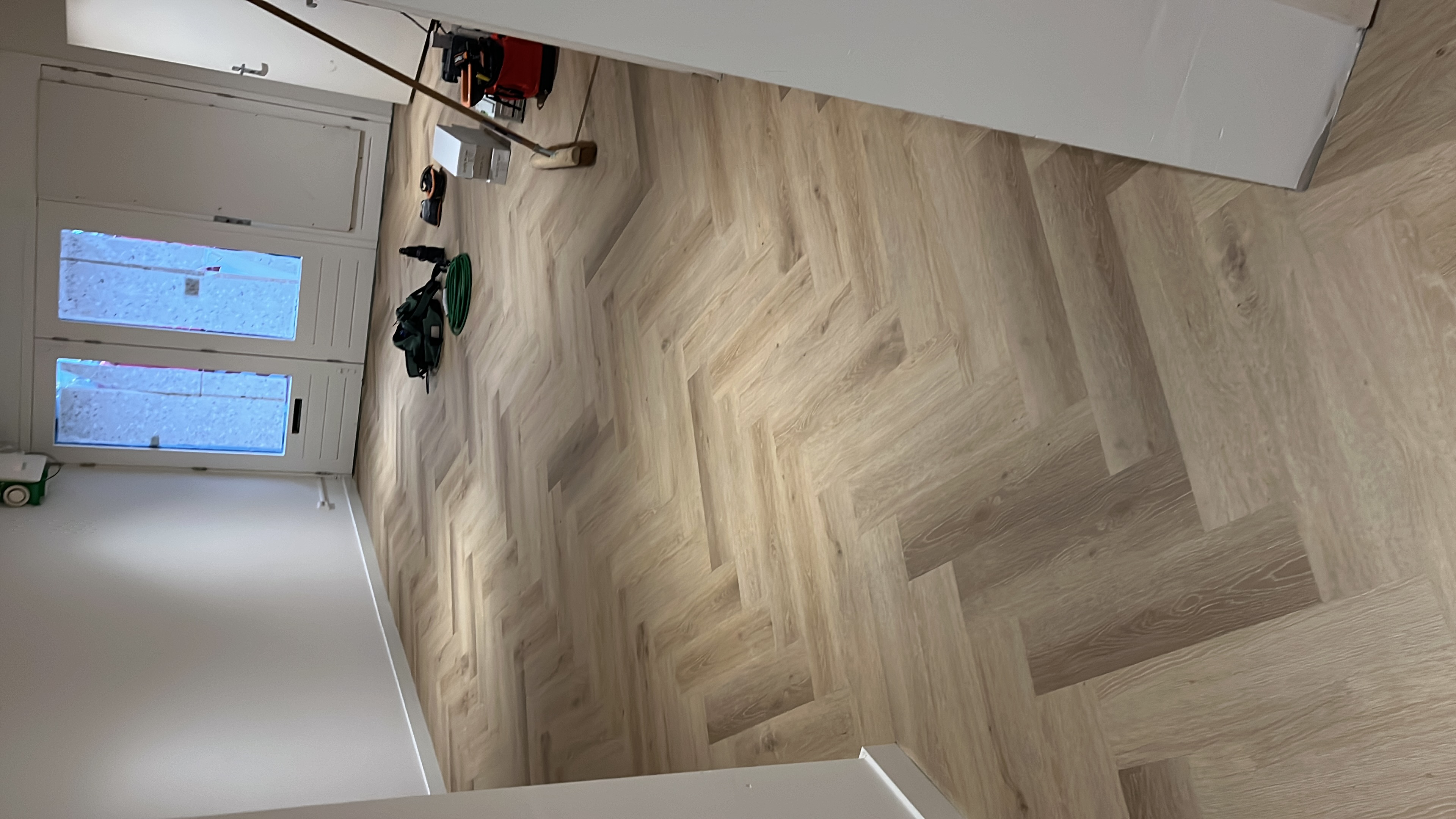 Visgraat vinyl door de hele keuken — foto 1