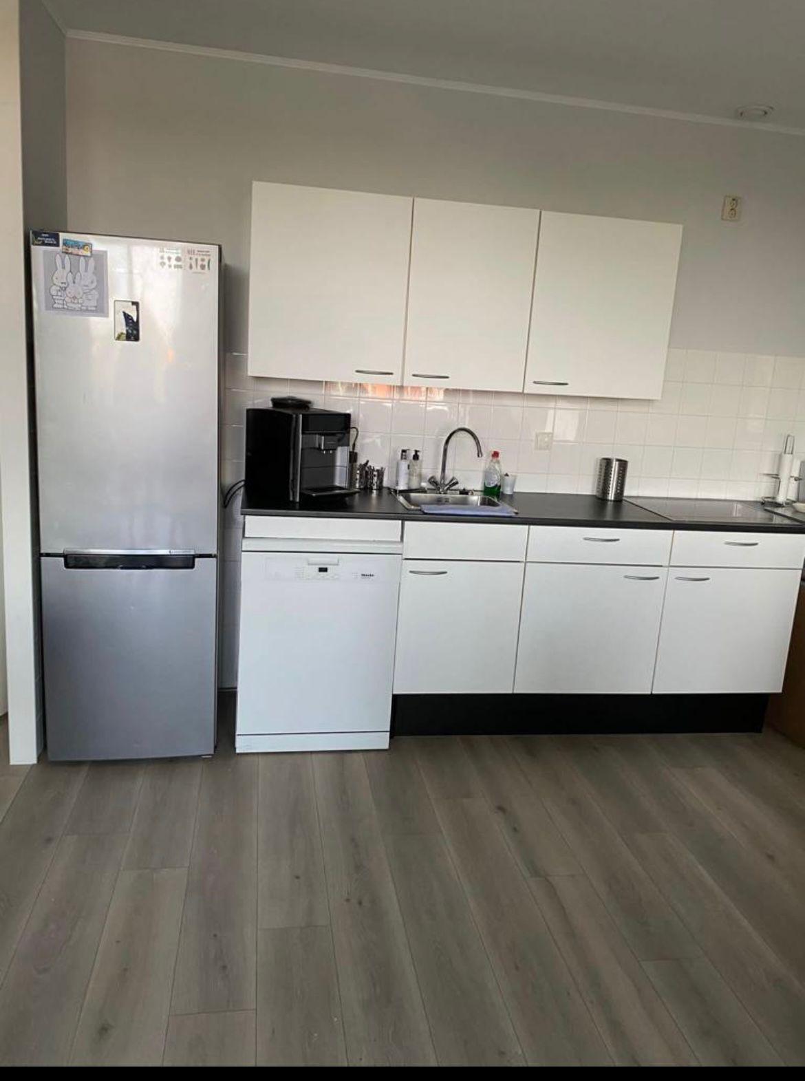 Van witte keuken naar betonlook keuken — na