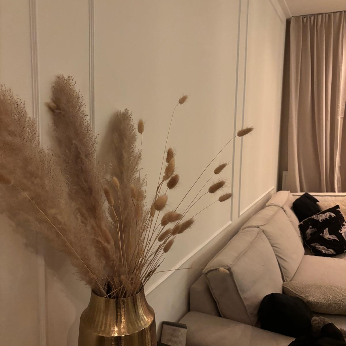 Sierlijsten op wand in woonkamer door Nina Klust, sfeervolle avondopname